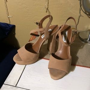 Steve Madden nude suede pumps